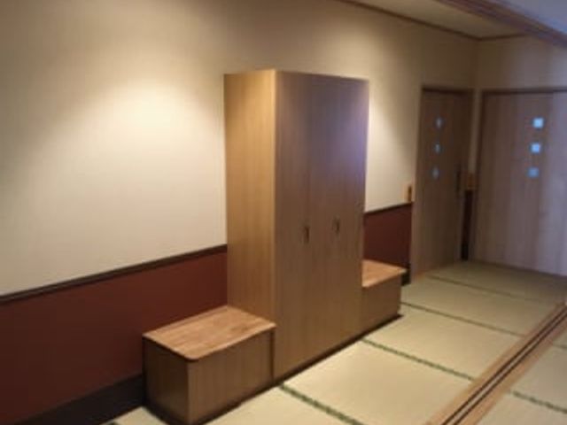落ち着いた雰囲気の廊下 廊下 穏やかな色調でまとめられた廊下です。スッキリとしたデザインが、快適な移動をサポートします。