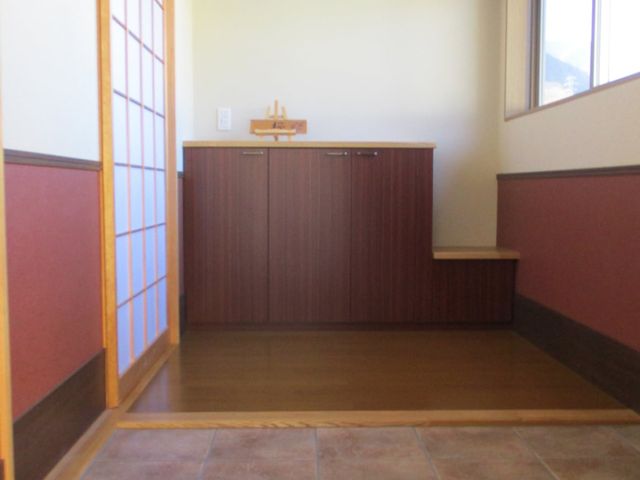 落ち着いた雰囲気のエントランス エントランス 温かみのある色合いで、靴箱が設置された落ち着いた空間です。柔らかな自然光が差し込みます。