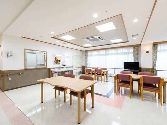 明るい広々食堂空間