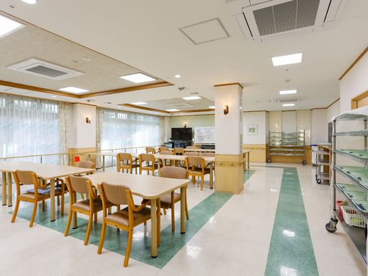 広々とした明るい食堂