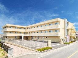 明るい外観の建物