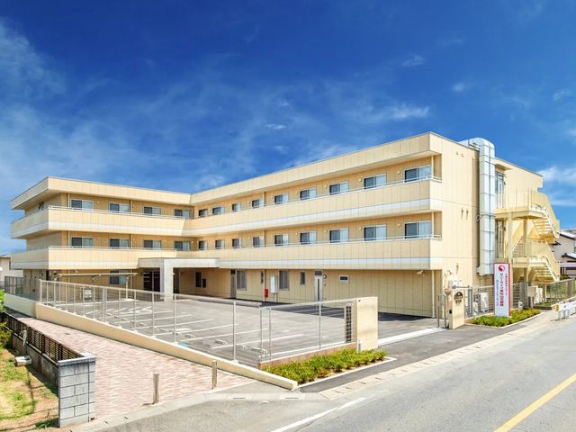明るい外観の建物