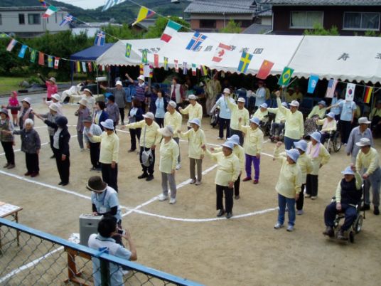 イベントを楽しむ人々の様子