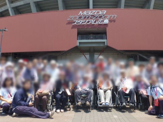 スタジアム前での集い