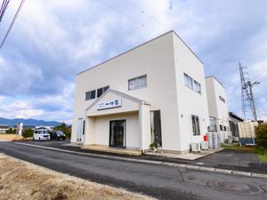 光が差し込む明るい外観