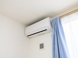 室内のエアコンとカーテン