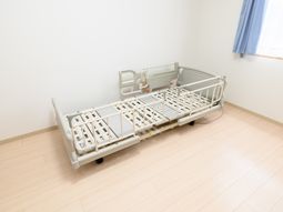 清潔感ある病室のベッド