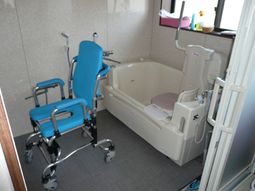 機能的な介護用浴室