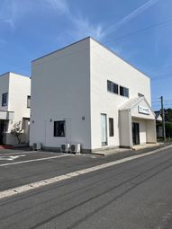 建物の正面と駐車場