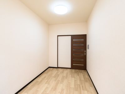 シンプルな居室の扉と壁