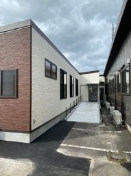 白と茶色の建物外観