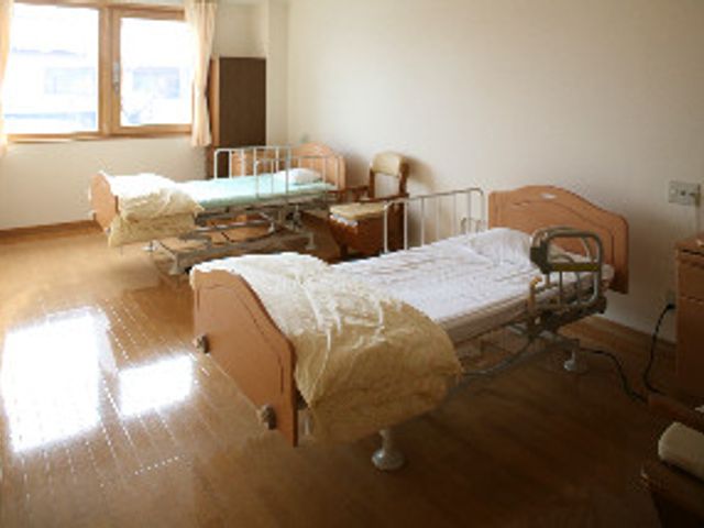 自然光が入る居室 居室 窓からの自然光が差し込む、心地よい空間の居室です。ベッドでの休息に最適です。