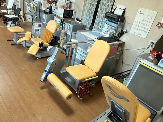 訓練機器が並ぶ室内
