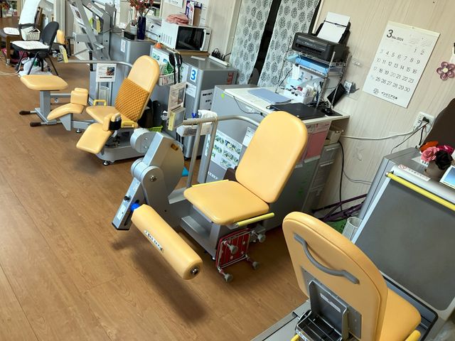 訓練機器が並ぶ室内 機能訓練室 最新のリハビリ機器が揃い、充実した訓練が行えます。スタッフのサポートも充実しています。