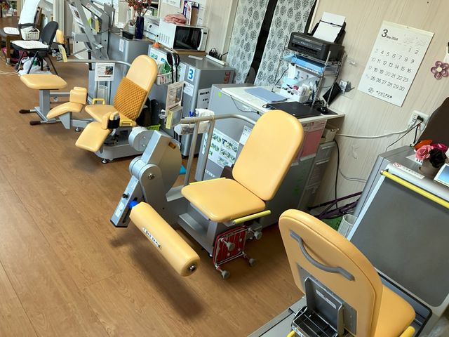 訓練機器が並ぶ室内 機能訓練室 最新のリハビリ機器が揃い、充実した訓練が行えます。スタッフのサポートも充実しています。