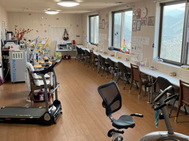 窓際の明るい部屋 機能訓練室 自然光に包まれた機能訓練室です。リラックスしながら、身体を動かせる環境が整っています。