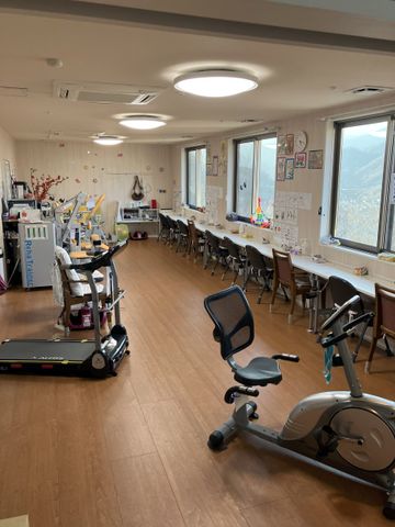 窓際の明るい部屋 機能訓練室 自然光に包まれた機能訓練室です。リラックスしながら、身体を動かせる環境が整っています。