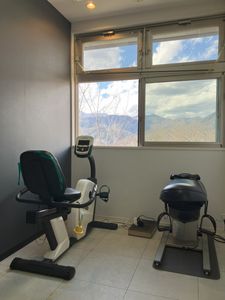 機器が並ぶ訓練室