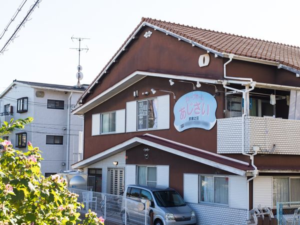 茶色い建物の外観
