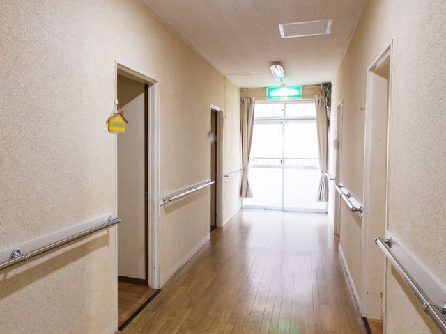 手すり付きの明るい廊下