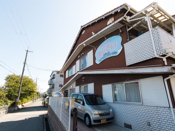 茶色の建物の外観