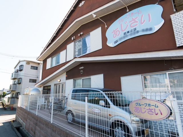 茶色の建物と看板