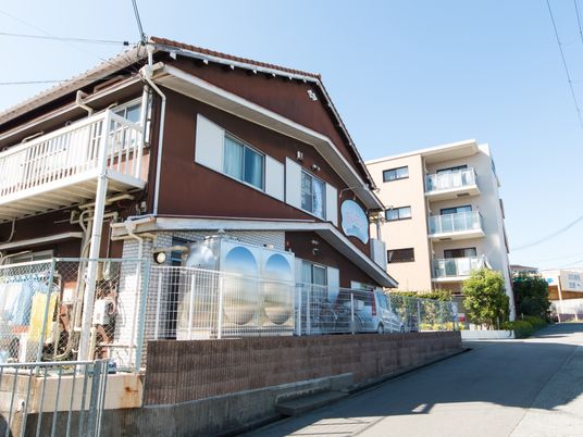 茶色の外壁の建物外観