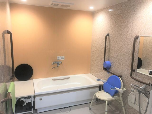 バリアフリー設計の浴室