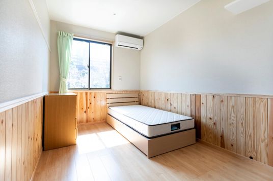 明るい個室の居室