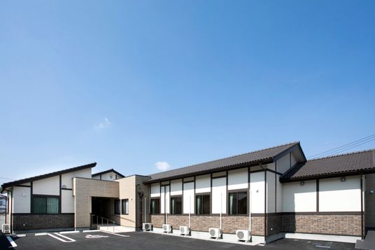 広々とした建物外観