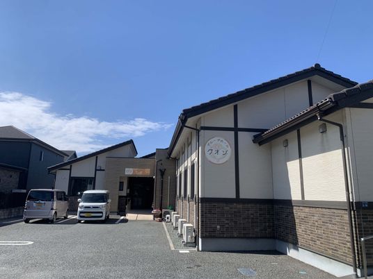 駐車場と建物外観