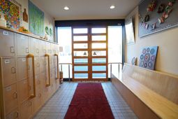 色彩豊かなエントランス