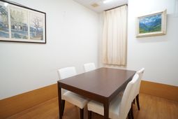 シンプルなダイニングエリア