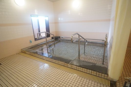 手すり付きの浴室