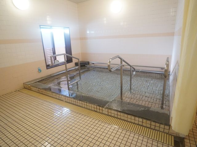 手すり付きの浴室 浴室 安全に配慮された手すりが完備された浴槽です。スタッフの支援のもと、ゆったりとした入浴が可能です。
