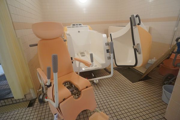 介助浴槽付きの浴室