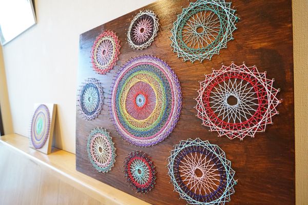 カラフルな壁装飾アート