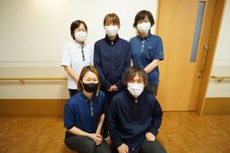 明るい表情のスタッフ集合