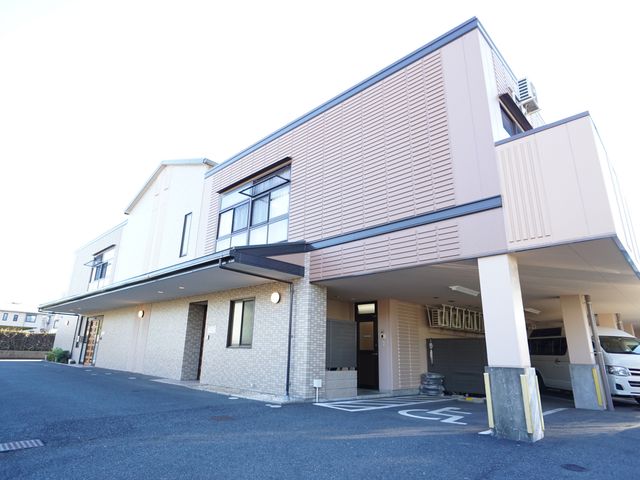 清潔感ある建物外観 外観 明るく開放感のある外観です。駐車スペースも広々としており、来訪者にも便利です。