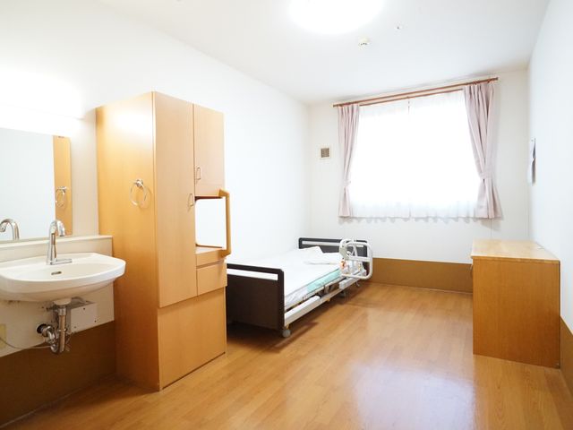 明るく清潔な居室 居室 広々とした居室は、清潔感があり使いやすい設計です。生活しやすい環境が整っていますので、ぜひご見学ください。