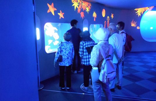 展示を見る人々の広場