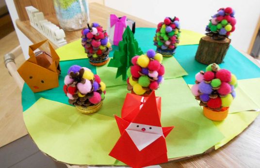 カラフルな工作が飾られた机