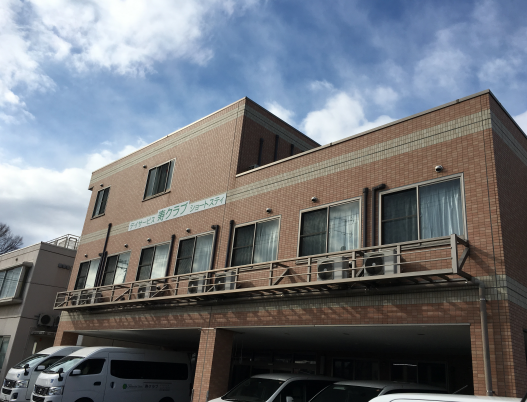明るい煉瓦造りの建物外観