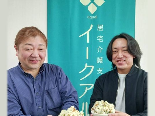 スタッフ2人の看板前  