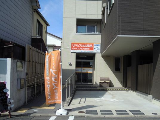 建物正面の出入口  