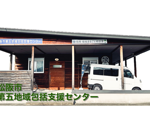 木造平屋の外観 外観   木の質感が目を引く平屋の建物です。車の乗り降りもしやすそうな、落ち着いた出入り口まわりが見えます。