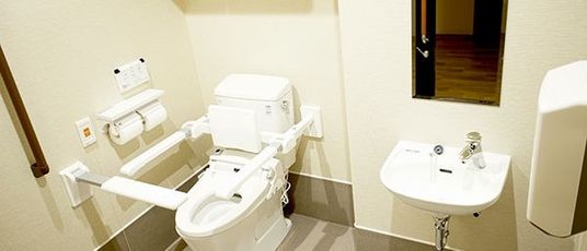 バリアフリー設計のトイレ
