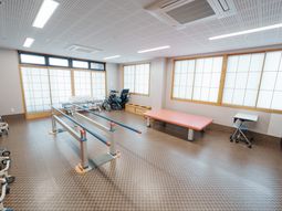 リハビリ器具が整った室内