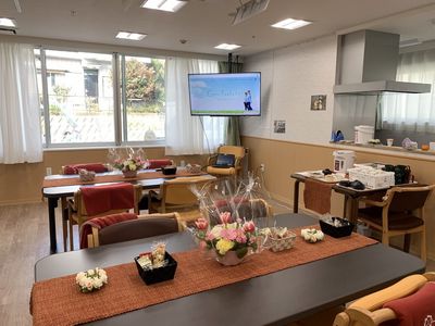 共有ダイニングの配膳風景