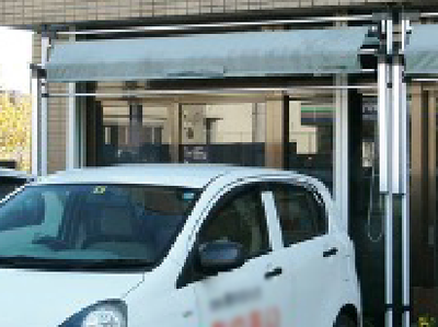 車が見える入口